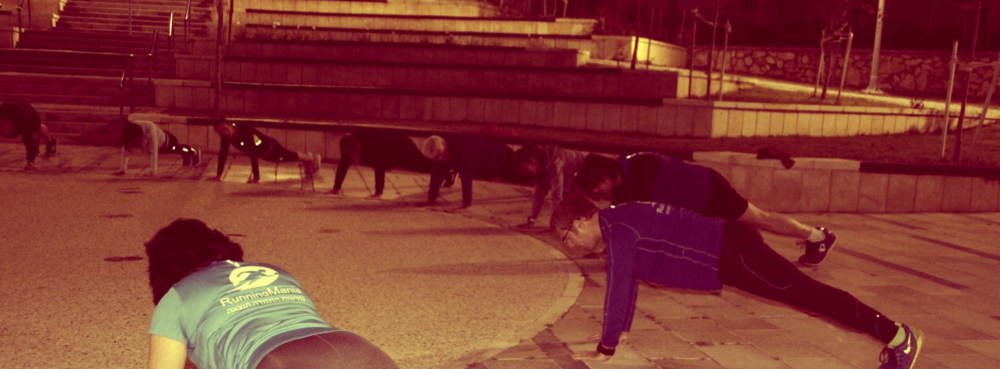 קבוצת אימוני כושר באימון ערב