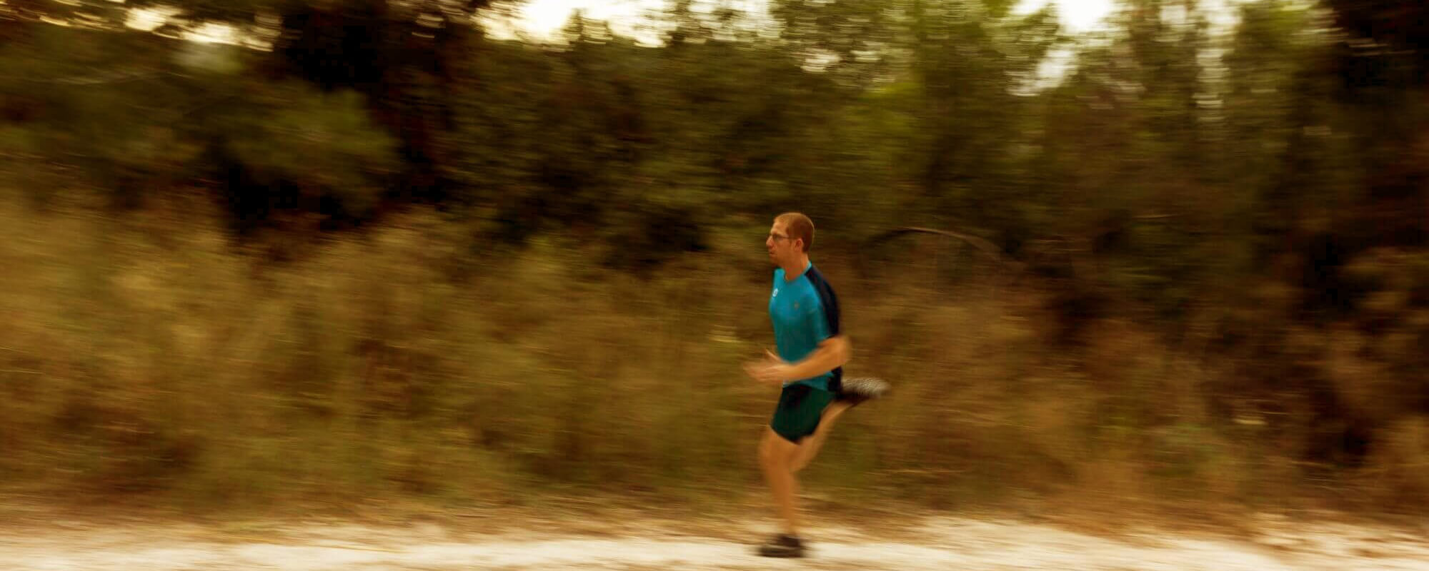 רונן צנר מדריך ריצה רץ בחורשה