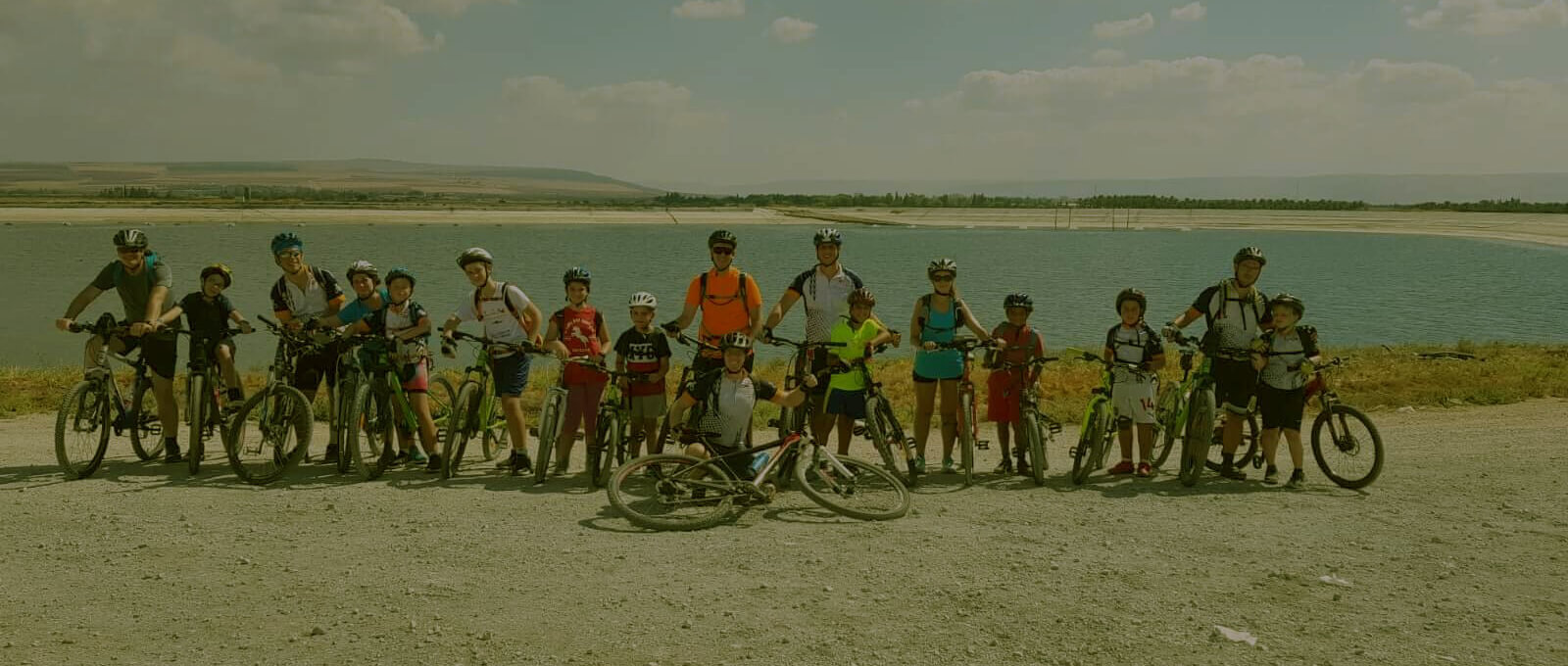 קבוצת רכיבה משפחתית סמוך לאגם